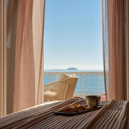 C'est La Vie - Beachfront Apartahotel