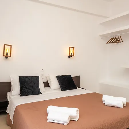 Apart-hotel C'est La Vie And 3*