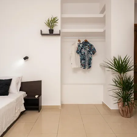 C'est La Vie And לגאנאס